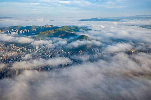 广西梧州,云雾缭绕美如仙境