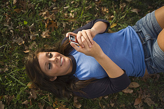 女青年,躺着,草地,公园,手机