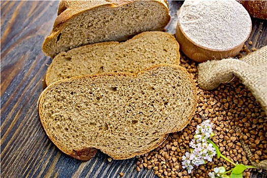 面包,荞麦,去壳谷粒,花,切菜板