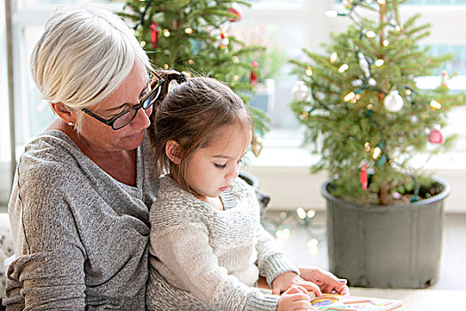 祖母,看,孙女,绘画,正面,圣诞树