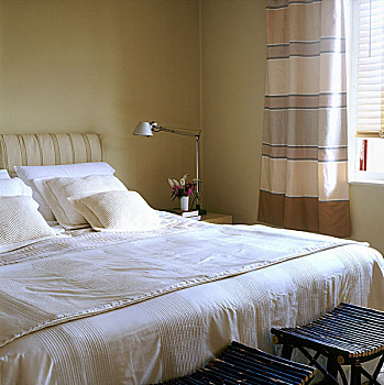 传统,乡村风格,卧室,双人床,软垫,床头板,条纹,帘