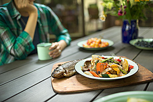一个人,坐,桌子,户外,烹饪,鲜鱼,盘子,蔬菜