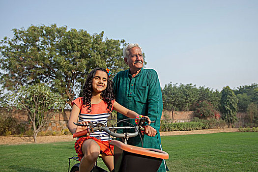 印度,爷爷,教育,女孩,6-7岁,乘,自行车,后院