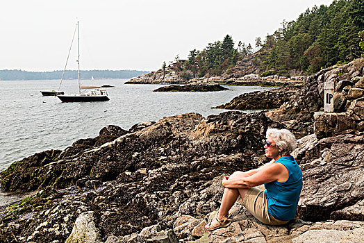 坐,女人,岩石上,水边,向外看,上方,海岸,岛屿,不列颠哥伦比亚省,加拿大