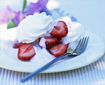 草莓甜点,软奶酪,蛋白甜饼