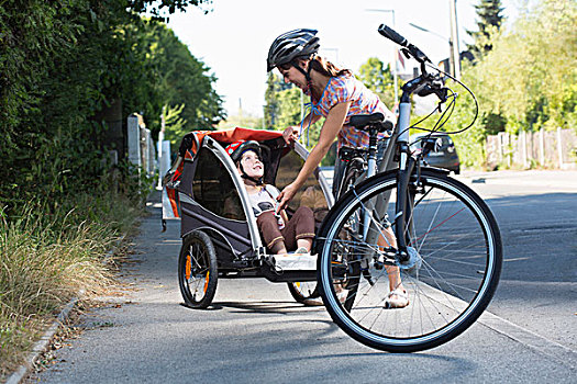 母亲,女儿,自行车,拖车
