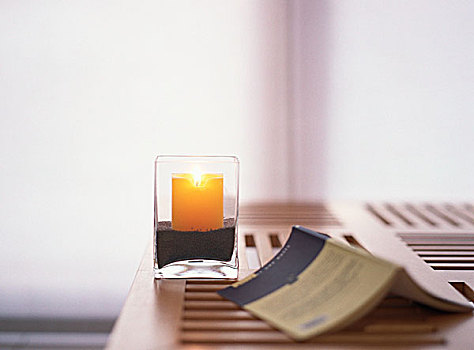 蜡烛,翻书,桌上