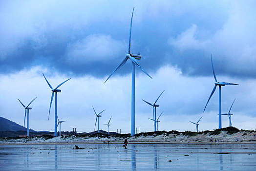 海边的风力发电设备