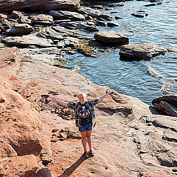 女孩,站立,伸展手臂,岩石,海岸线,绿色,山墙,爱德华王子岛,加拿大