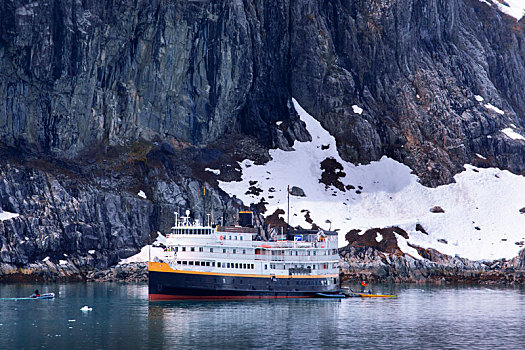 邮轮停泊在,阿拉斯加州,冰川湾国家公园海湾里