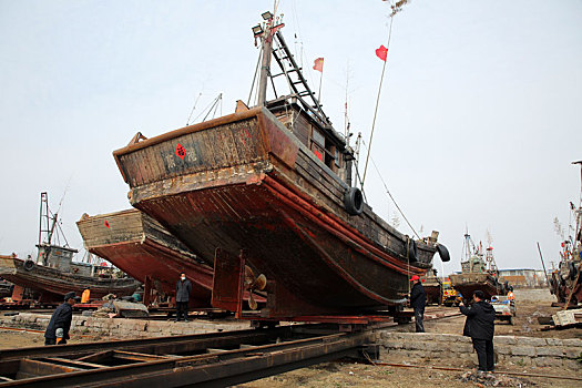 山东省日照市,船工轻松操作数十吨渔船上岸维修,游客称大开眼界全程跟拍