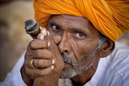 男人,穿,橙色,缠头巾,烟,朝圣,节日,拉贾斯坦邦,北印度,亚洲