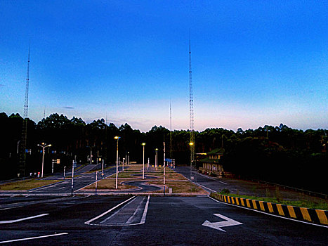 夜幕下的考场街道