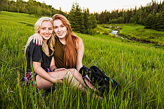 两个,女朋友,坐,草地,搂抱,姿势,头像,日落,埃德蒙顿,艾伯塔省,加拿大