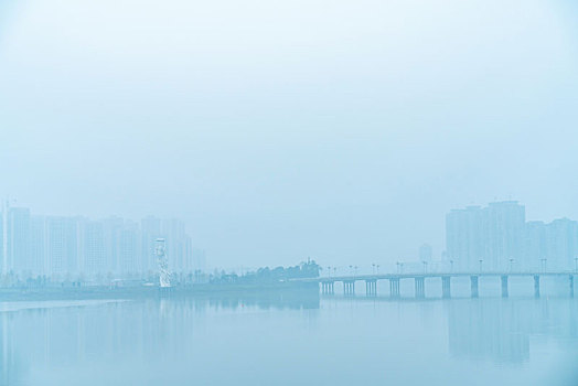 晨雾中的青衣江大桥