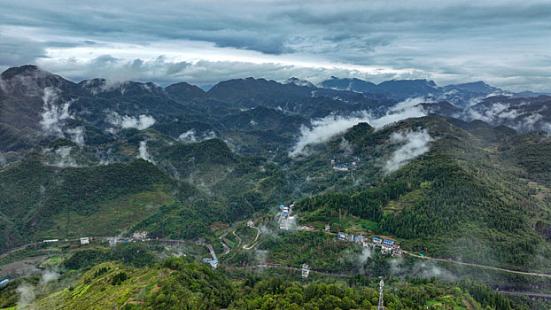 重庆酉阳,秋雨雾蒙笼大地