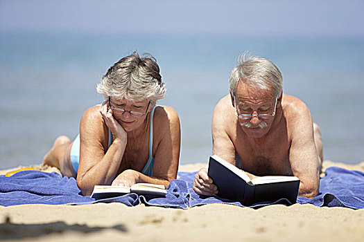 老年,夫妻,泳衣,毛巾,卧,书本,读,专注,沙滩,湖,夏天,养老金,退休,人,两个,老,老人,情侣,一对,退休老人,浴袍,老花镜