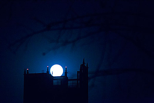 月亮与古堡