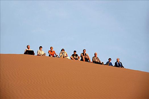 沙漠,跋涉,游客,坐,沙丘,靠近,摩洛哥