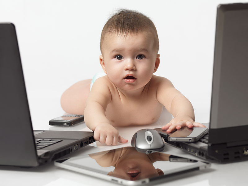 婴儿,围绕,笔记本电脑,手机