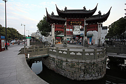 绍兴,古城,古文化街区,建筑,房子,民房,住宅,河道,小桥,流水,破旧,年久,特色,乌篷船,完整,文物