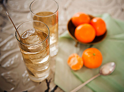 两个,玻璃杯,冰茶,克莱门氏小柑橘