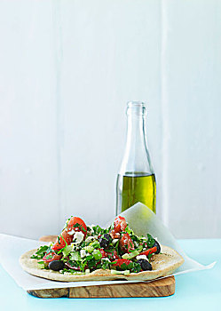 希腊沙拉,未发酵,面包,瓶子,橄榄油,背景