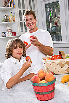 父子,厨房,新鲜水果,蔬菜