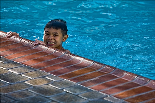 小男孩,游泳池