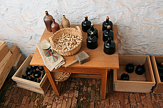 多样,瓶子,粘土,黑色,陶瓷,靠近,篮子,软木塞,木桌子