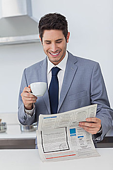 商务人士,读,报纸,喝,咖啡,厨房,上班