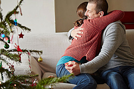情侣,拿着,圣诞节,礼物,搂抱,沙发