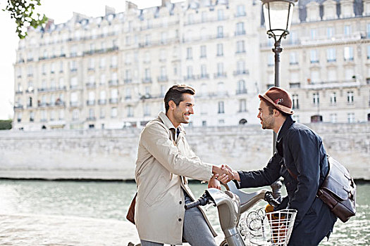 商务人士,握手,自行车,塞纳河,巴黎,法国