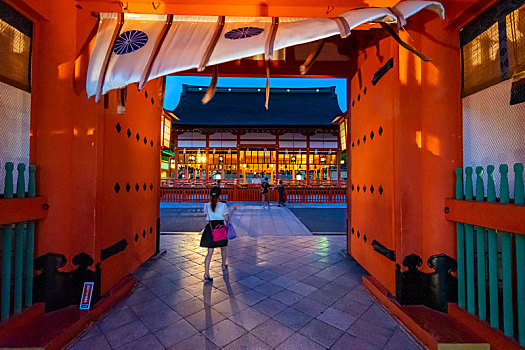 一名游客正步入京都伏见稻荷大社的楼门