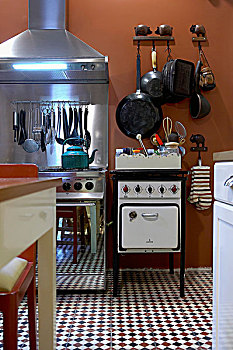 小,旧式,炊具,靠近,现代,不锈钢,厨房,棋盘状,砖瓦