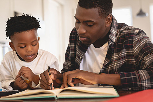 美国黑人,父亲,帮助,儿子,家庭作业,桌子