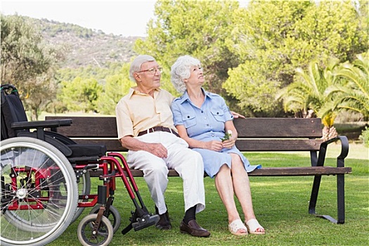 老年,夫妻,坐,高兴,一起,公园,公园长椅,轮椅,旁侧