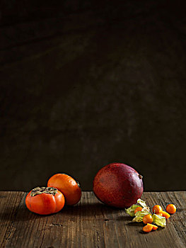 芒果,柿子,木桌,深色背景