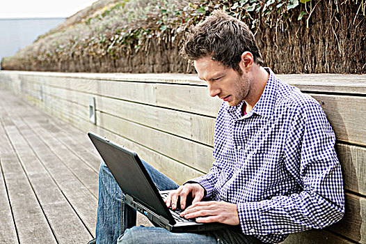 男人,笔记本电脑,木板路