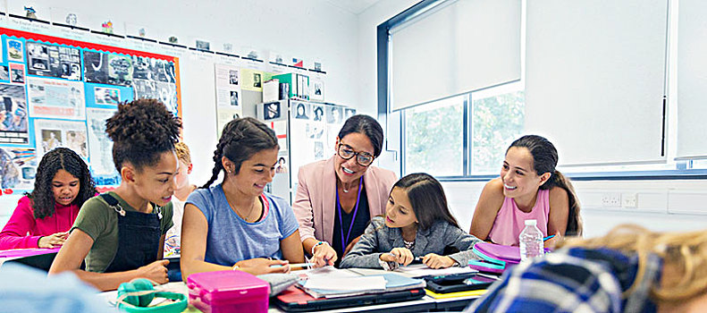 女性,教师,初中,女孩,学生,书桌,教室