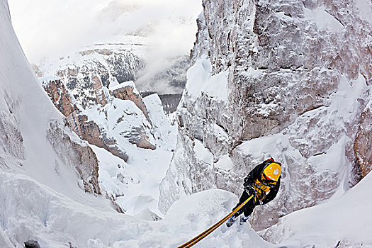 攀登,登山绳降,背影,一对,绳索,极限,冬天,东阿尔卑斯山区,特兰迪诺,意大利,欧洲