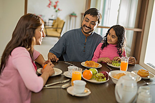 年轻家庭,三个,餐桌