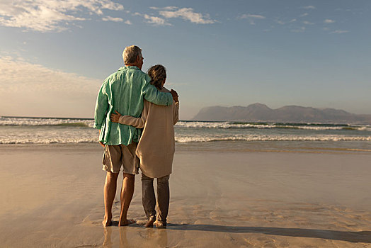 老年,夫妻,站立,一起,搂抱,海滩