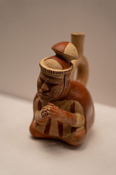 秘鲁拉斯瓦卡斯博物馆莫切文化面部雕纹的男子陶瓶