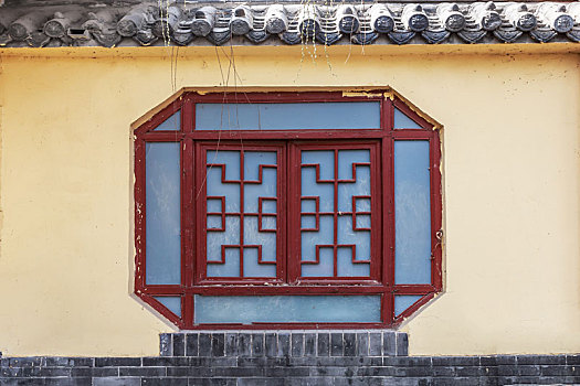 黄色围墙上的中式窗户,拍摄于山东省淄博市临淄区姜太公祠