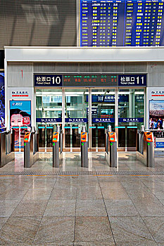 北京南站候车大厅的电子自动检票机