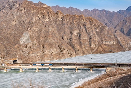 冬天北京门头沟落坡岭火车通过永定河铁路桥