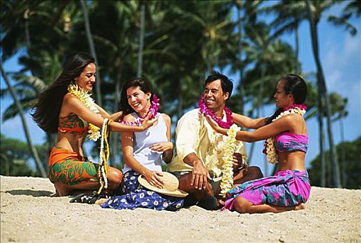 游客,伴侣,海滩,两个,夏威夷,女人,欢迎,花环