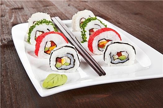 寿司卷,白色背景,盘子
