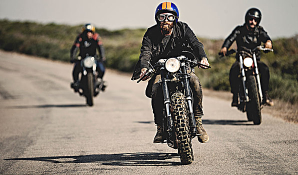 三个男人,戴着,脸,安全帽,护目镜,骑,咖啡,竞速,摩托车,乡村道路